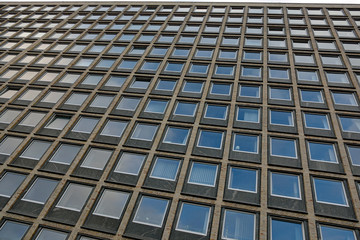 Hochhaus mit vielen Fenstern