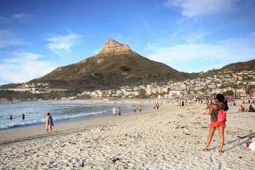 Keuken foto achterwand Camps Bay Beach, Kaapstad, Zuid-Afrika woman on beach with mountain in background