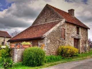 Fototapeta na wymiar Ancienne ferme dans un village en Bourgogne.