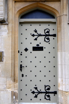 Puerta con remaches