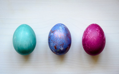 Ostereier in drei Farben