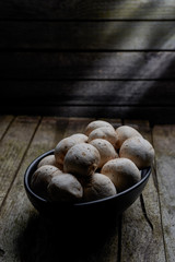 Champi&ntilde;on sobre bol negro madera
