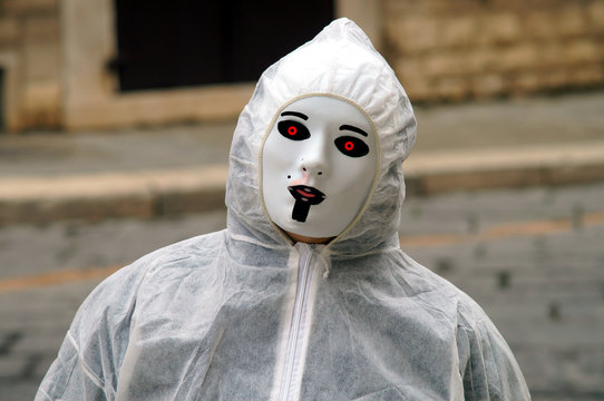 Carnevale nel sud Italia. Antiche tradizioni, maschere, mascheramenti e vestiti colorati