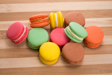  macarons on a wooden  plate