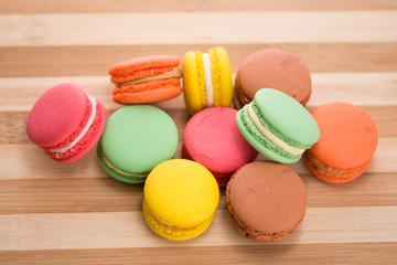  macarons on a wooden  plate