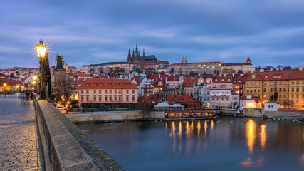 Obraz premium Poranny widok na Most Karola w Pradze, Czechy. Most Karola to jeden z najczęściej odwiedzanych zabytków Pragi. Architektura i punkt orientacyjny Pragi