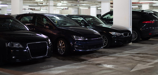 Autos parken in einer Tiefgarage 