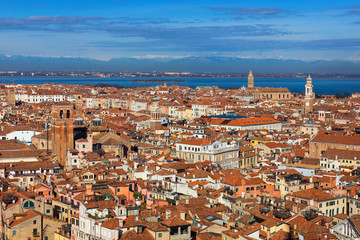 Obraz premium Wenecja panoramiczny widok z lotu ptaka z czerwonymi dachami, Veneto, Włochy. Widok z lotu ptaka na miasto Wenecja, Włochy. Wenecja to popularna miejscowość turystyczna w Europie. Wenecja, Włochy.