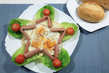 Piękne kolorowe jedzenie, jajko sadzone z parówką w kształcie pięcioramiennej gwiazdy. © Stanisław Błachowicz