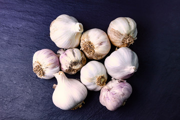 VISTA CENITAL DE GRUPO DE AJOS SOBRE FONDO OSCURO