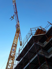 Cantiere edile - gru e ponteggio