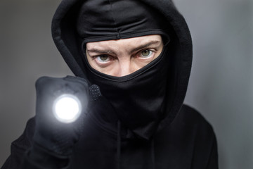 Einbrecher mit Taschenlampe