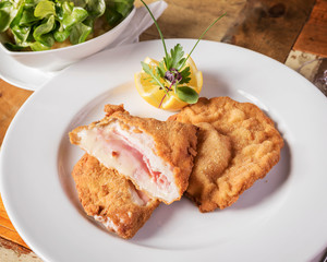 Böhmische Küche, Cordon Bleu - Angerichtet auf einem Holztisch in weißem Teller