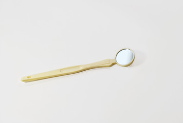 Disposable mirror for mouth and throat examination. Emergency care or field medical service.
