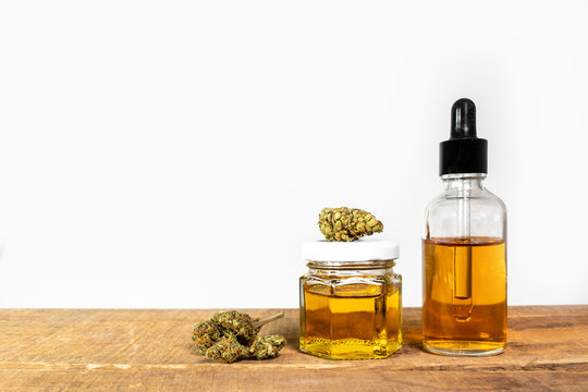 Medizin Cannabis Knospen und als Öl in Glas Flasche und Dose auf Holzuntergrund