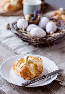 Oster-Brunch - S&uuml;&szlig;er kleiner Osterkranz  und Osterdekoration, gedeckter Tisch zu Ostern