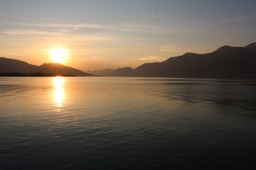 Obraz premium sunset on the lake