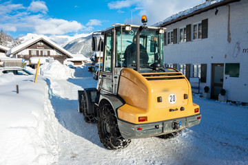 schneeraämfahrzeug im winter