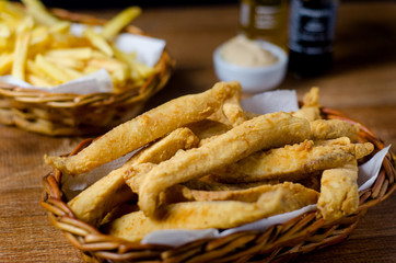 porções de peixe e batata