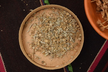 Semillas de Ajenjo en cuenco sobre aguayo