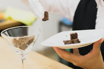 preparación de café con brownie