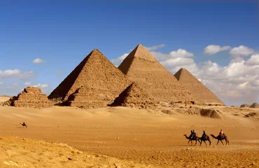 Foto op Canvas piramides giza cairo in egypte met kameel caravane panoramisch schilderachtig uitzicht © sculpies