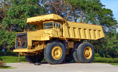 Obraz premium Big mining dumping truck