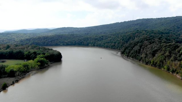 Aerial view of a motorboat on the Raystown Lake Recreational area, a popular outdoor sports and leisure destination in Pennsylvania, offering pristine nature and stunning landscapes.