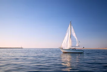 Keuken foto achterwand Zeilen Zeilboot in de haven van de Kanaaleilanden in Oxnard, Californië, Verenigde Staten