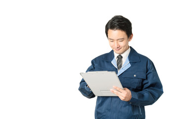 チェックする男性
