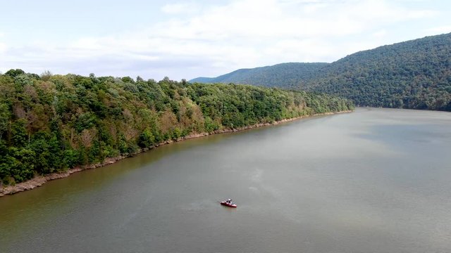 Aerial view of a motorboat on the Raystown Lake Recreational area, a popular outdoor sports and leisure destination in Pennsylvania, offering pristine nature and stunning landscapes.