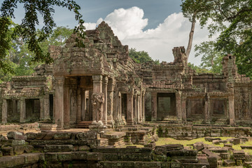 Fototapeta premium Portico of Preah Khan framed by trees