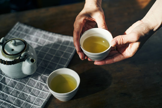 お茶を差し出す