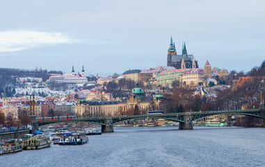Obraz premium Praga, Czechy, nabrzeże Wełtawy. Widok na zamek Hradczany.