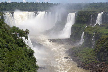 Fototapeta premium Widok fragmentu wodospadu Iguazú od strony Brazylii