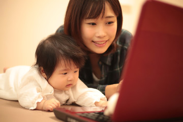 パソコンを使う親子