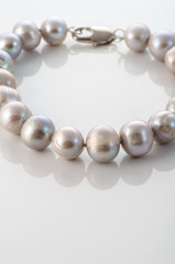 Round women's bracelet from raw pearls