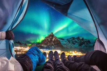 Keuken spatwand met foto Groep klimmers is binnen aan het kamperen met aurora borealis over de berg © Mumemories