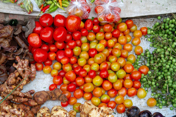 Naklejka na ściany i meble fresh tomatoes in a market