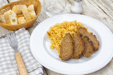pain de viande et riz à la tomate