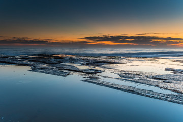 Obraz premium Smooth and Rough Dawn Seascape