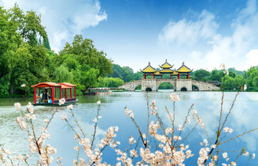 Yangzhou Slender West Lake Wuting Bridge