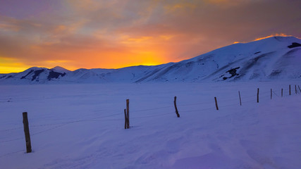 Paesaggio invernale con uno splendido tramonto infuocato nell'appennino umbro