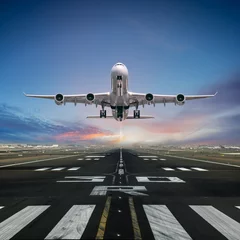 Fototapete Flugzeug Flugzeug, das vom Flughafen abhebt.