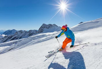 Fototapete Wintersport Skifahrer beim Skifahren im Hochgebirge