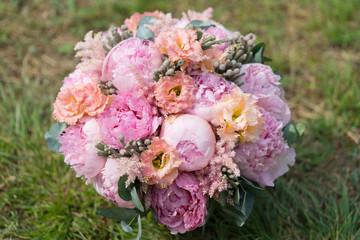 Obraz na płótnie Canvas wedding bouquet of pink peonies