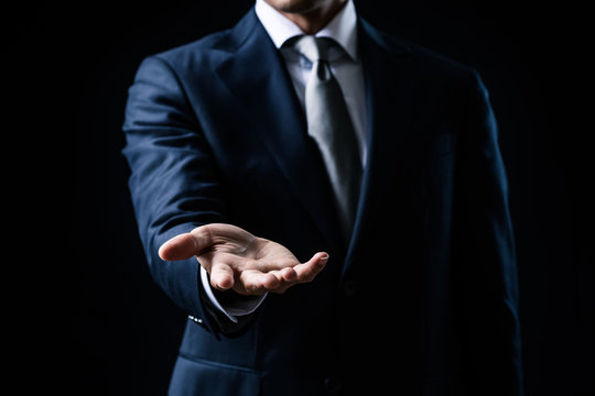 手を差し出す」の写真素材 | 112,960件の無料イラスト画像 | Adobe Stock