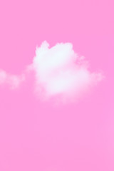 ピンクの空にハート型の雲
