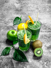 Green smoothie with Apple, kiwi and herbs.