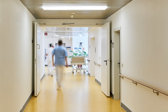 Krankenhaus mit Flur Bett Arzt Pfleger und mit Personen und Bewegungsunsch&auml;rfe